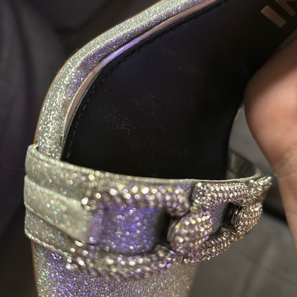 Gianni Bini the Vivvia Court Rhinestone Chain Detail Dress Grey Sandals Size 9.5 - Picture 15 of 15